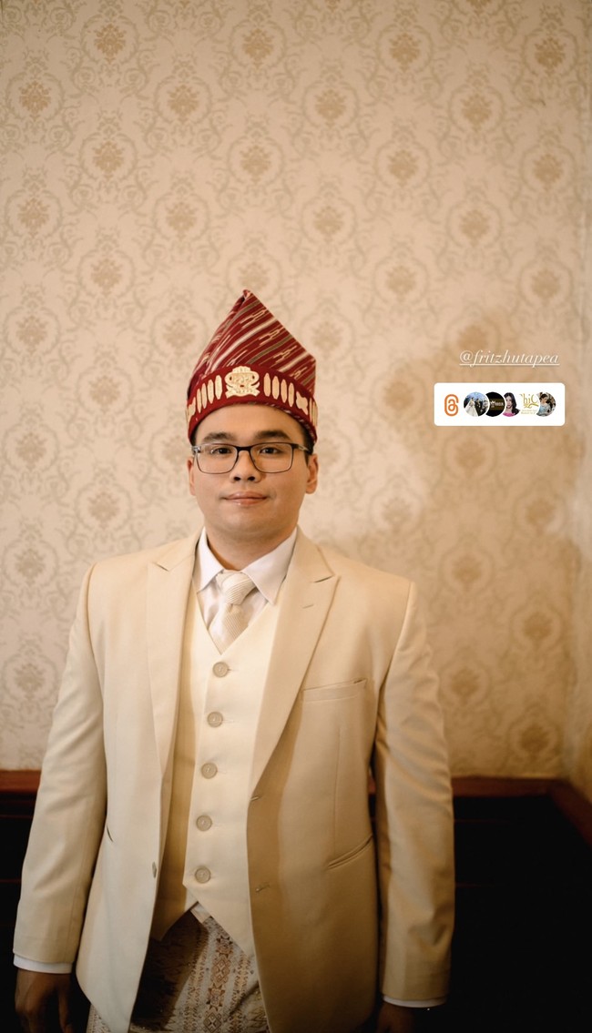 Anak bungsu Hotman Paris, Fritz Hutapea tampak berganti busana, memakai setelan jas berwarna krem yang senada dengan songket istrinya Chen Giovani. Foto: Instagram @fcgweddings