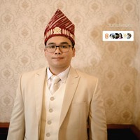 Anak bungsu Hotman Paris, Fritz Hutapea tampak berganti busana, memakai setelan jas berwarna krem yang senada dengan songket istrinya Chen Giovani. Foto: Instagram @fcgweddings