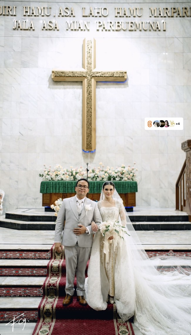 Pemberkatan Fritz Hutapea dan Chen Giovani dilangsungkan di Gereja HKBP Rawamangun, Jakarta Utara pagi ini. Di hari bahagianya, Chen Giovani tampil cantik memakai kebaya putih yang dipadukan dengan kain ulos. Sedangkan Fritz Hutapea memakai setelan jas berwarna abu-abu.Foto: Instagram @fcgweddings