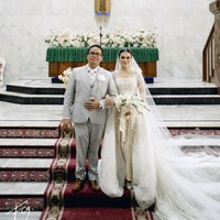 Pemberkatan Fritz Hutapea dan Chen Giovani dilangsungkan di Gereja HKBP Rawamangun, Jakarta Utara pagi ini. Di hari bahagianya, Chen Giovani tampil cantik memakai kebaya putih yang dipadukan dengan kain ulos. Sedangkan Fritz Hutapea memakai setelan jas berwarna abu-abu.Foto: Instagram @fcgweddings