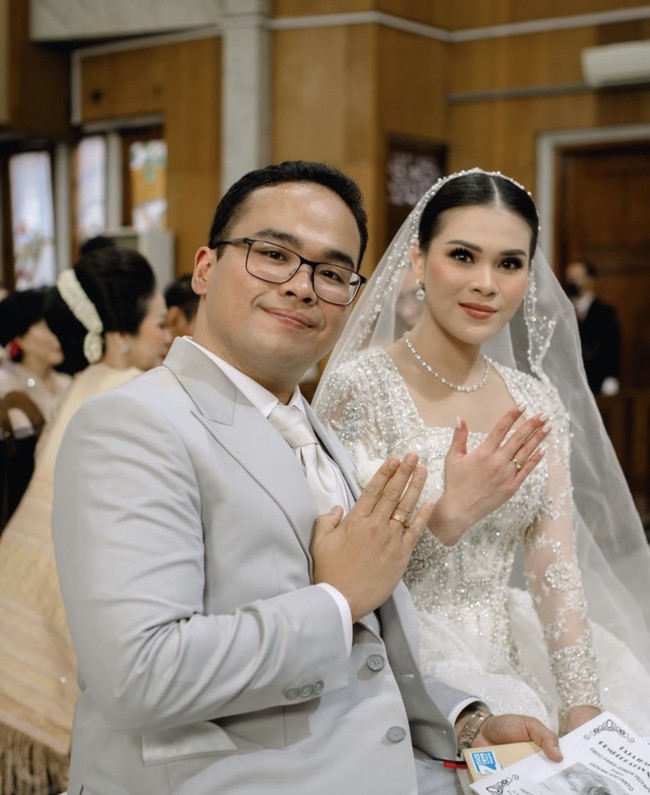 Fritz Hutapea dan Chen Giovani sudah berpacaran lebih dari 3 tahun. Kini anak ketiga Hotman Paris, Fritz Hutapea siap melanjutkan hubungannya dengan Chen Giovani ke jenjang pernikahan. Dia mendahului abang dan kakak perempuannya. Foto: Instagram @fcgweddings