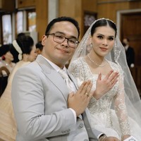 Fritz Hutapea dan Chen Giovani sudah berpacaran lebih dari 3 tahun. Kini anak ketiga Hotman Paris, Fritz Hutapea siap melanjutkan hubungannya dengan Chen Giovani ke jenjang pernikahan. Dia mendahului abang dan kakak perempuannya. Foto: Instagram @fcgweddings