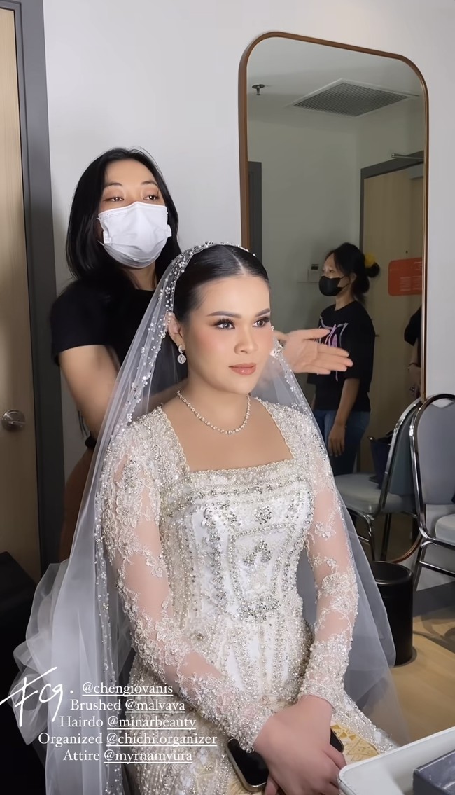 Inilah potret Chen Giovani sebelum prosesi pemberkatan. Tak sedikit netizen yang terpesona dengan kecantikan alumni sekolah kuliner Le Cordon Bleu Australia itu.   Foto: Instagram @fcgweddings