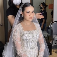 Inilah potret Chen Giovani sebelum prosesi pemberkatan. Tak sedikit netizen yang terpesona dengan kecantikan alumni sekolah kuliner Le Cordon Bleu Australia itu.   Foto: Instagram @fcgweddings