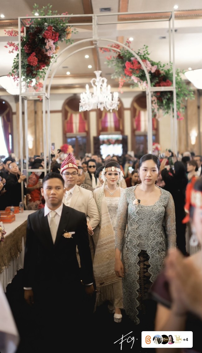 Pasangan itu kemudian menggelar resepsi pernikahan mewah di Balai Samudera Jakarta. Hadir sejumlah tamu penting kenalan ayah Fritz Hutapea, Hotman Paris, seperti Prabowo Subianto dan Ridwan Kamil. Foto: Instagram @fcgweddings