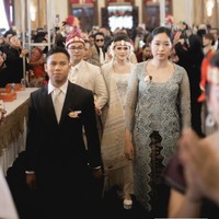 Pasangan itu kemudian menggelar resepsi pernikahan mewah di Balai Samudera Jakarta. Hadir sejumlah tamu penting kenalan ayah Fritz Hutapea, Hotman Paris, seperti Prabowo Subianto dan Ridwan Kamil. Foto: Instagram @fcgweddings