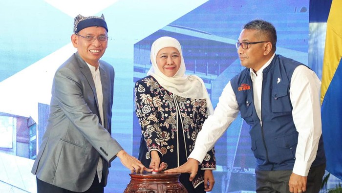 Gubernur Jatim Khofifah Indar Parawansa saat meresmikan wall raising pembangunan Plaza Airlangga.