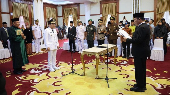 Gubernur Kepri Ansar Ahmad melantik Ahdi Muqsith sebagai wakil Bupati Bintan.(Foto: dok Pemprov)
