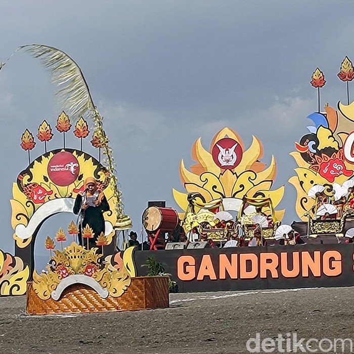 Gubernur Khofifah  Apresiasi Kolaborasi Gandrung Sewu dan TNI AU