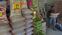 Menurut pedagang, harga beres kembali naik dari Rp 13 ribu menjadi Rp 14 ribu per kilogram untuk kualitas premium. Sementara harga beras kualitas medium naik dari Rp 11 ribu menjadi Rp 12 ribu per kilogram.