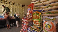 Kenaikan harga itu akibat kurangnya pasokan dari petani yang terdampak musim kemarau. 
