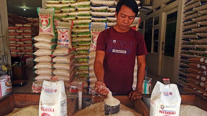 Harga Beras Merangkak Naik di Banten Pekerja menurunkan beras dari mobil bak di Pasar Induk Rau Kota Serang, Banten, Sabtu (16/9/2023). Menurut pedagang beras setempat harga beres kembali naik dari Rp13 ribu menjadi Rp14 ribu per kilogram untuk kualitas premium dan dari Rp11 ribu menjadi Rp12 ribu untuk kualitas medium akibat kurangnya pasokan dari petani dampat musim kemarau. ANTARA FOTO/Asep Fathulrahman/foc.