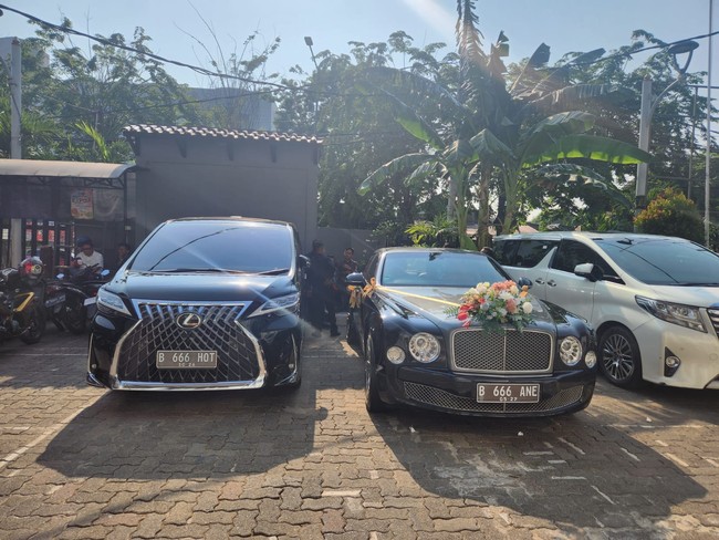 Penampakan mobil mewah yang dijadikan mobil pengantin. Terlihat mobil Bentley hitam yang telah dihiasi bunga dan pita itu terparkir di halaman gereja tempat pemberkatan pernikahan Fritz dan Chen. Foto: Iqbal/detikHOT