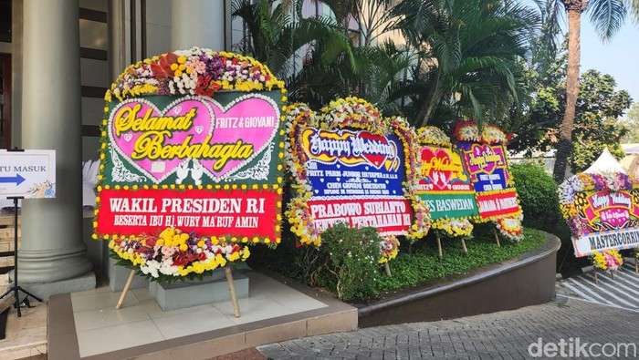 Karangan bunga di pernikahan anak Hotman Paris.