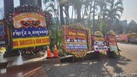 Inul Daratista juga ada terlihat mengirimkan karangan bunga. Foto: Iqbal/detikHOT