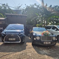 Penampakan mobil mewah yang dijadikan mobil pengantin. Terlihat mobil Bentley hitam yang telah dihiasi bunga dan pita itu terparkir di halaman gereja tempat pemberkatan pernikahan Fritz dan Chen. Foto: Iqbal/detikHOT