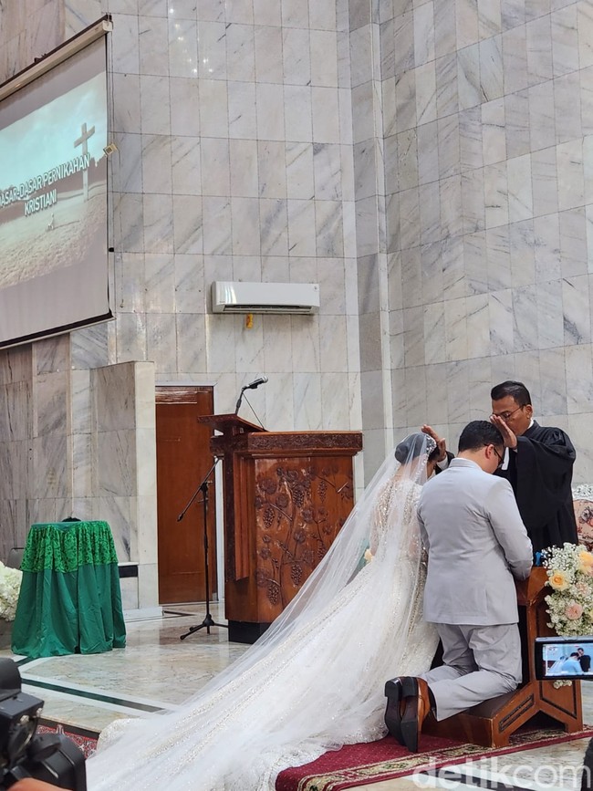 Proses pemberkatan pernikahan Fritz Hutapea berlangsung secara khidmat. Prosesi pemberkatan pun hanya dihadiri oleh keluarga dan kerabat terdekat saja. Foto: Iqbal/detikHOT
