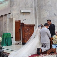 Proses pemberkatan pernikahan Fritz Hutapea berlangsung secara khidmat. Prosesi pemberkatan pun hanya dihadiri oleh keluarga dan kerabat terdekat saja. Foto: Iqbal/detikHOT