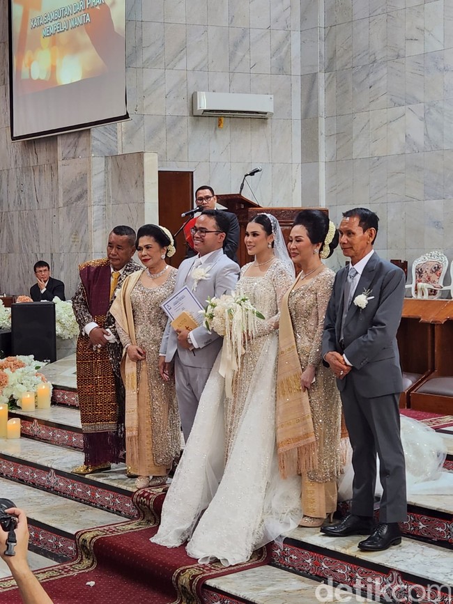 Keluarga pengacara kondang Hotman Paris tengah berbahagia. Hari ini, Sabtu (16/9/2023), anak bungsu Hotman Paris, Fritz Hutapea resmi melepas masa lajangnya dengan menikahi Chen Giovani. Foto: Iqbal/detikHOT