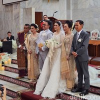 Keluarga pengacara kondang Hotman Paris tengah berbahagia. Hari ini, Sabtu (16/9/2023), anak bungsu Hotman Paris, Fritz Hutapea resmi melepas masa lajangnya dengan menikahi Chen Giovani. Foto: Iqbal/detikHOT