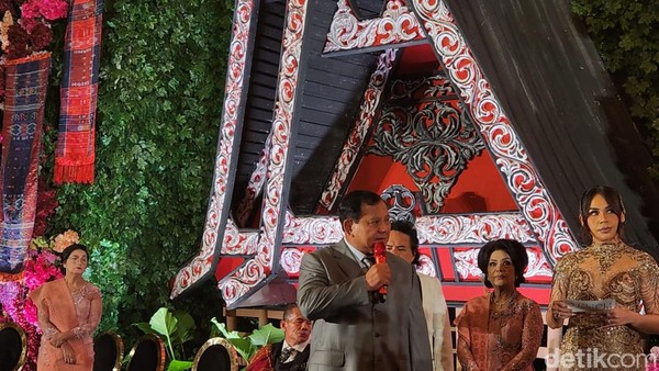 7 Penampilan Prabowo Hadiri Pernikahan Anak Hotman Paris