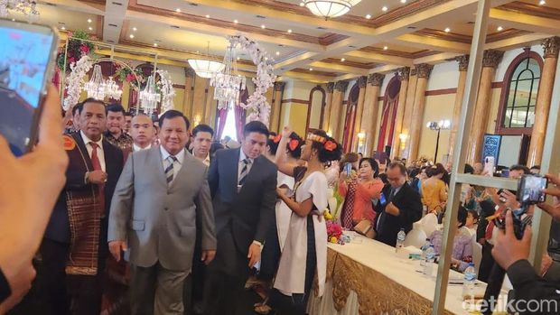 Prabowo hadiri resepsi pernikahan anak Hotman Paris.