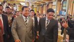 7 Penampilan Prabowo Hadiri Pernikahan Anak Hotman Paris