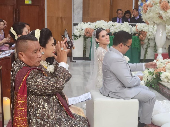 pernikahan anak hotman paris