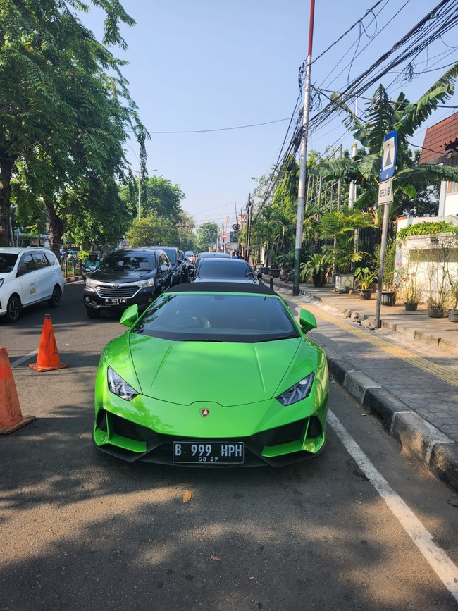 Tak hanya Bentley, Lamborghini hijau milik Hotman Paris juga terparkir di halaman Gereja HKBP Rawamangun. Mobil-mobil mewah tersebut tampak menghiasi parkiran di sana. Foto: Iqbal/detikHOT