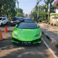 Tak hanya Bentley, Lamborghini hijau milik Hotman Paris juga terparkir di halaman Gereja HKBP Rawamangun. Mobil-mobil mewah tersebut tampak menghiasi parkiran di sana. Foto: Iqbal/detikHOT