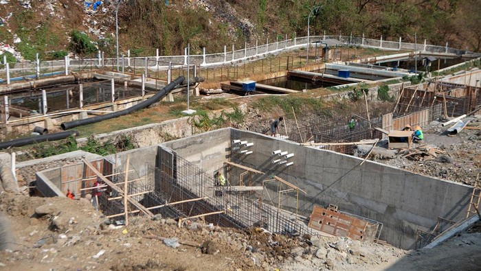 Pekerja menyelesaikan pembangunan proyek zona transisi II Tempat Pengolahan Sampah Terpadu (TPST) Piyungan, Bantul, DI Yogyakarta, Jumat (15/9/2023). Proses pembangunan proyek zona transisi II TPST Piyungan dalam tahap pemasangan biotek sebagai dasar serta penampungan lindi ditargetkan rampung pada bulan Oktober 2023. ANTARA FOTO/Hendra Nurdiyansyah/hp.