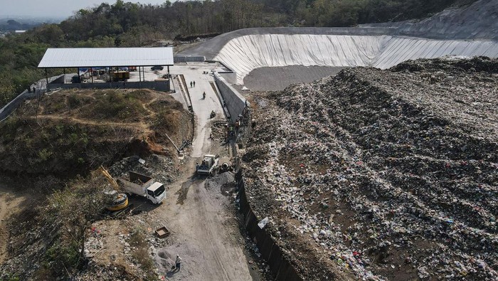 Pekerja menyelesaikan pembangunan proyek zona transisi II Tempat Pengolahan Sampah Terpadu (TPST) Piyungan, Bantul, DI Yogyakarta, Jumat (15/9/2023). Proses pembangunan proyek zona transisi II TPST Piyungan dalam tahap pemasangan biotek sebagai dasar serta penampungan lindi ditargetkan rampung pada bulan Oktober 2023. ANTARA FOTO/Hendra Nurdiyansyah/hp.