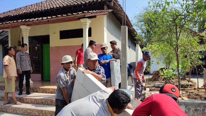 Jalan ke rumah Sunarto.