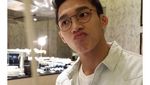Pose Keren Jonatan Christie Saat Kulineran dan Nongkrong di Kafe