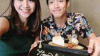 Momen ulang tahunnya dibagikan Jonatan saat menikmati kue bersama Shanju, istrinya. Mereka tampak manis ketika pose berdampingan. Foto: Instagram @jonatanchristieofficial