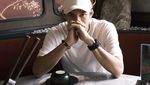 Pose Keren Jonatan Christie Saat Kulineran dan Nongkrong di Kafe