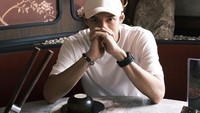 Pose kerennya di restoran juga kerap memikat penggemar. Jonatan tampak berpose di sebuah sudut restoran bergaya oriental klasik. Foto: Instagram @jonatanchristieofficial