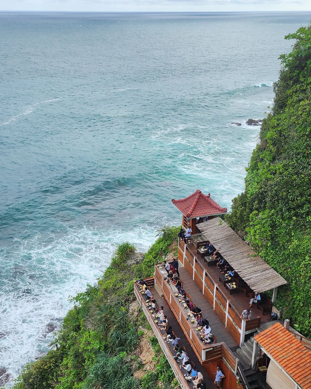 Kafe dengan panorama pantai dan laut di Yogyakarta