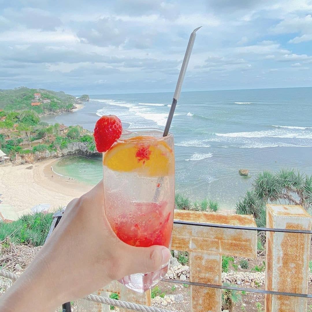 Kafe dengan panorama pantai dan laut di Yogyakarta