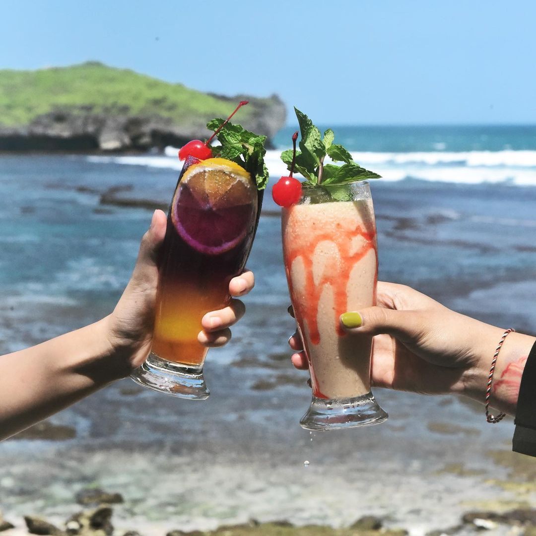 Kafe dengan panorama pantai dan laut di Yogyakarta