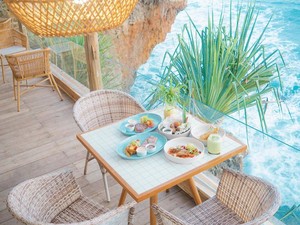Di 5 Kafe Ini Bisa Ngopi Enak Sambil Nikmati Panorama Pantai