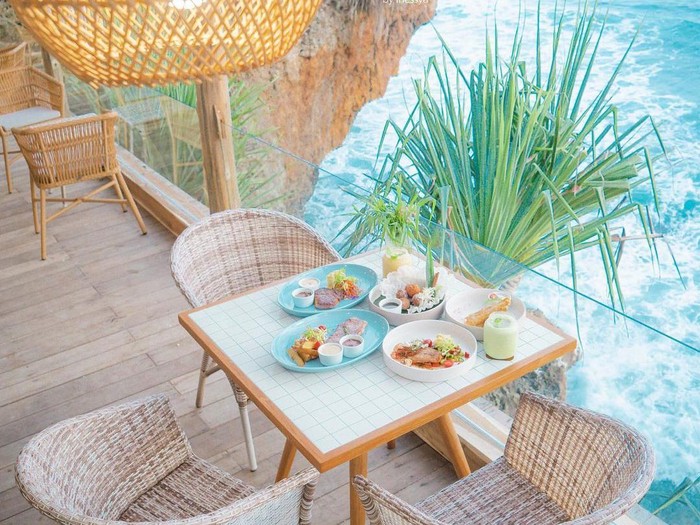 Kafe dengan panorama pantai dan laut di Yogyakarta