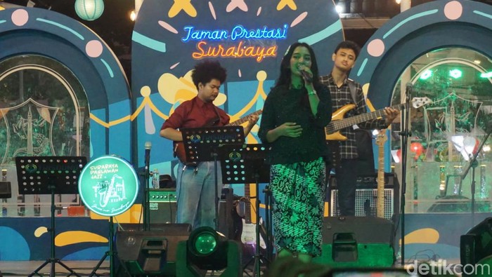 Kalimas Jazz Surabaya di Taman Prestasi diramaikan kehadiran Ermy Kullit.