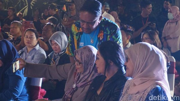 Kalimas Jazz Surabaya di Taman Prestasi diramaikan kehadiran Ermy Kullit.