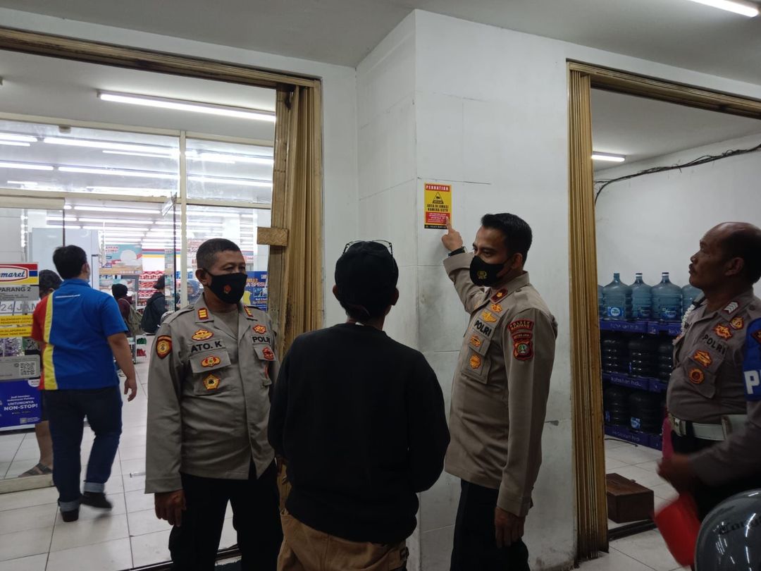 Kapolsek Mampang Kompol David Yunior Kanitero mengantisipasi kerawanan kejahatan di minimarket. (Dok Istimewa)