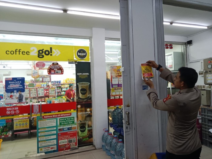 Kapolsek Mampang Kompol David Yunior Kanitero mengantisipasi kerawanan kejahatan di minimarket. (Dok Istimewa)