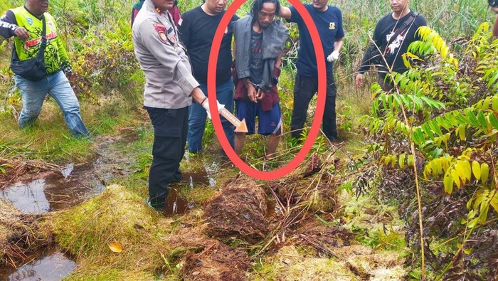 Dukun bernama Sriwanto Andy Ragil Saputra (43) di Kapuas, Kalimantan Tengah (Kalteng) tega membunuh pasangan suami istri (pasutri) berinisial IR (24) dan MS (16).