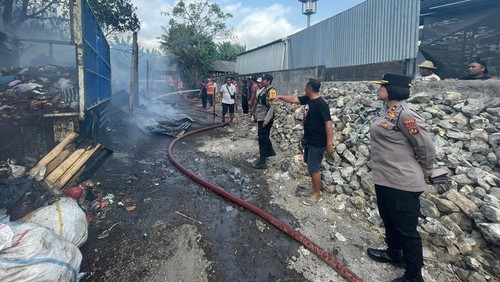 Proses pemadaman api dalam kebakaran pada gudang batako di Banjar Batan Buah, Desa Beraban, Kecamatan Kediri pada Sabtu (16/9/2023) siang.
