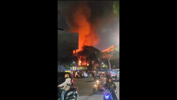 Kebakaran Museum Nasional, 16 September 2023. (Dok Akun X dan Instagram Dinas Gulkarmat DKI)