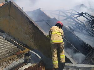 Rumah di Jalan Bendul Merisi Surabaya Terbakar, Diduga Korsleting Listrik